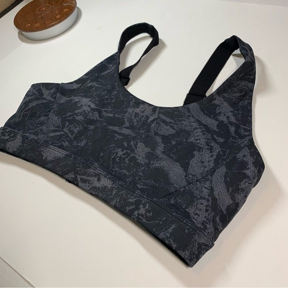 Medium Lolë black grey pattern sports bra - Picture 3 of 10